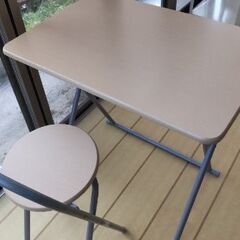 折り畳み式机(テーブル)と椅子の画像