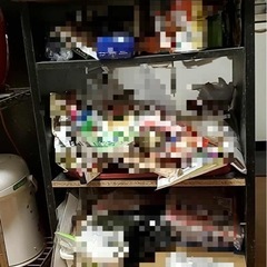 天井ライトと小さなキッチンラックの画像