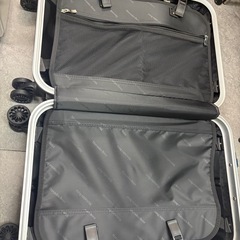 新品未使用　一部傷ありベンツきゃキャリーケースの画像