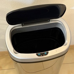 自動開閉式ゴミ箱の画像