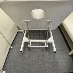 中古 マッサージベッド　エステベッド　ホワイト 背もたれ角度調節可能　　　　の画像