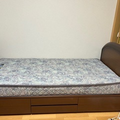 シングルベッドとマットレスの画像
