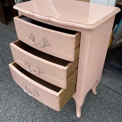 ピンク色で3段引き出しのチェスト（整理タンス）の画像