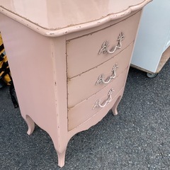 ピンク色で3段引き出しのチェスト（整理タンス）の画像