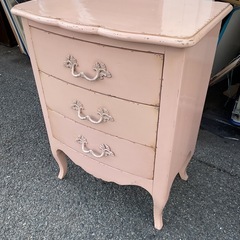 ピンク色で3段引き出しのチェスト（整理タンス）の画像