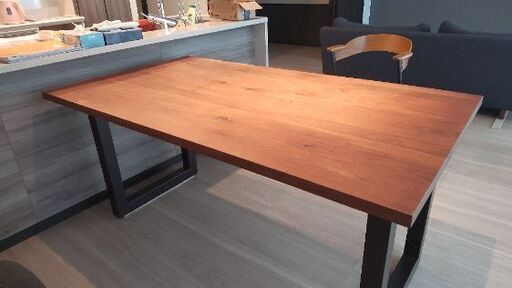 ダイニングテーブルとチェアー2脚　アルモニア風