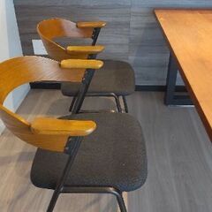 ダイニングテーブルとチェアー2脚　アルモニア風の画像