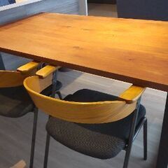 ダイニングテーブルとチェアー2脚　アルモニア風の画像