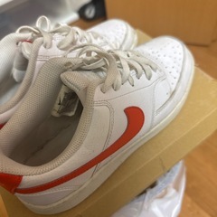 NIKEコートビョンの画像