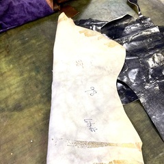 イタリア革2枚と国産革1枚など大きめの革３種類の画像