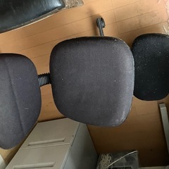 オフィス椅子　膝を乗せられるの画像