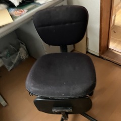 オフィス椅子　膝を乗せられるの画像