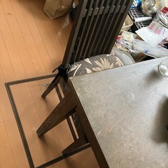 ダイニングテーブルと椅子の画像
