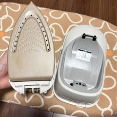 アイロン アイロン台 セット TOSHIBA コードレス  スチーム TA-FV61の画像