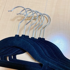 ハンガー7本、GU チェック柄　ミニスカート　Sサイズ、DIOR 巾着、ネイルパーツ、和柄小物入れの画像