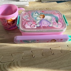 プリンセスソフィア弁当箱とカップセットの画像