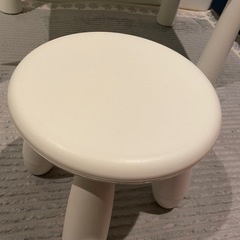キッズ用スツールとテーブルセットの画像