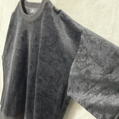 【アズールバイマウジー】ベロアニットトップス　セーター　カジュアル　黒 フェイクスウェードエンボスプルオーバーの画像