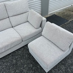 シンプルなソファーの画像