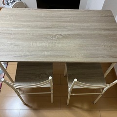 ダイニングテーブルと椅子4脚 の画像