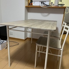 ダイニングテーブルと椅子4脚 の画像