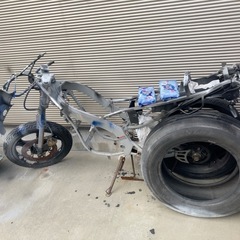 バイク　骨組み＆古タイヤの画像