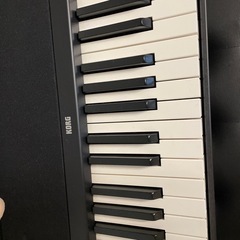 ピアノと椅子の画像