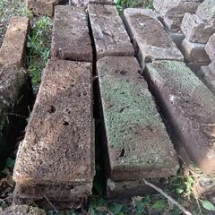 大谷石の石材差し上げます　地面の敷石や花壇づくりなどに（大きさ：大）の画像