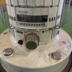 C2A【石070310-1】石油ストーブ トヨトミ 自然通気形開放式 KS-52A しん式 自然対流形 暖房出力5.20kw 4470kcal/h タンク容量7L 灯油の画像