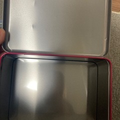 お菓子柄のトランク缶の画像