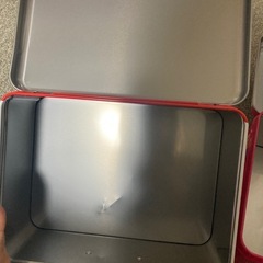 お菓子柄のトランク缶の画像