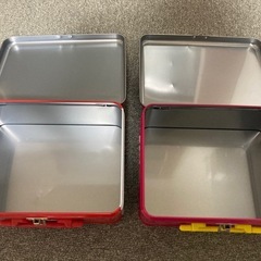 お菓子柄のトランク缶の画像