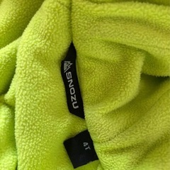 グレーとライムグリーンのダウンコートの画像