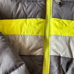 グレーとライムグリーンのダウンコートの画像