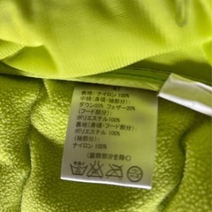 グレーとライムグリーンのダウンコートの画像