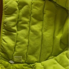 グレーとライムグリーンのダウンコートの画像