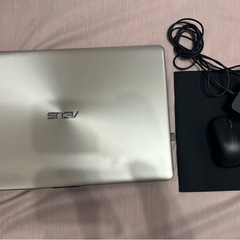 ASUS ノートパソコン（Windows 11 搭載）の画像