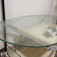 グラスのコーヒーテーブルの画像