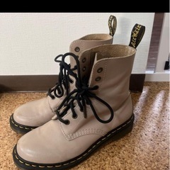 Dr. Martens ベージュブーツの画像