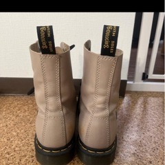 Dr. Martens ベージュブーツの画像