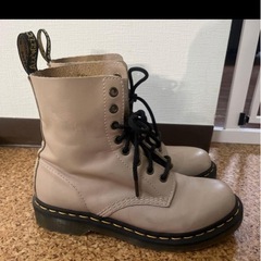 Dr. Martens ベージュブーツの画像