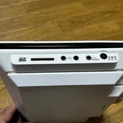 REGZA SD-P96DT ポータブルDVDプレーヤー ホワイト 地デジ ワンセグ SD 回転ディスプレイ レグザ 9型LED液晶の画像