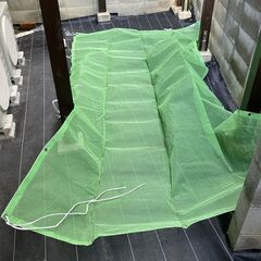 中古　防炎メッシュシート　緑色：1.8m×3.4m　10枚　と　オマケで黒　1.2×6.3m2枚の画像