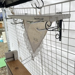 木製シェルフ　アンティーク風小物の画像