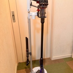 dyson コードレスクリーナーSV18 スタンド付きの画像