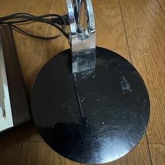 木目調ミラー、デスクランプの画像