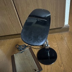 木目調ミラー、デスクランプの画像