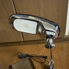 木目調ミラー、デスクランプの画像