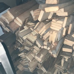 お正月のお餅つき用　蒸し器用の薪マキ。薪ストーブ。カット済み5〜8kgずつ束ねてあります　キャンプ用焚き火、サウナ。おくどさん（竈門）木）。在庫たくさんあります。薪の材料（長い材木）もあります。早い者勝ち。割引あります。の画像