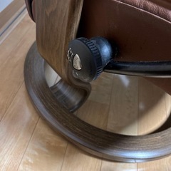 ブラウン レザー リクライニングチェア オットマン付きの画像